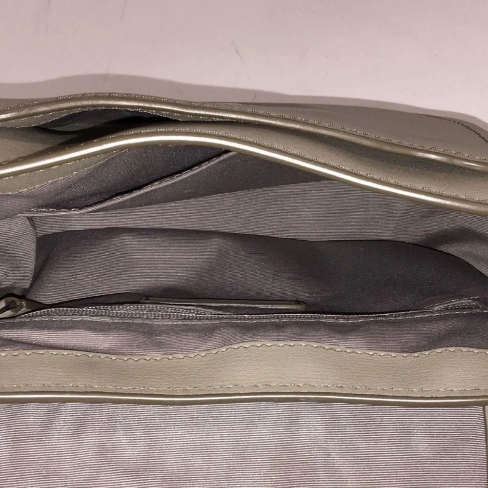 Women’s Marc Jacobs Taupe Pebbled Leather Crossbody Bag with Modern Flap Design - Picture 7 of 7